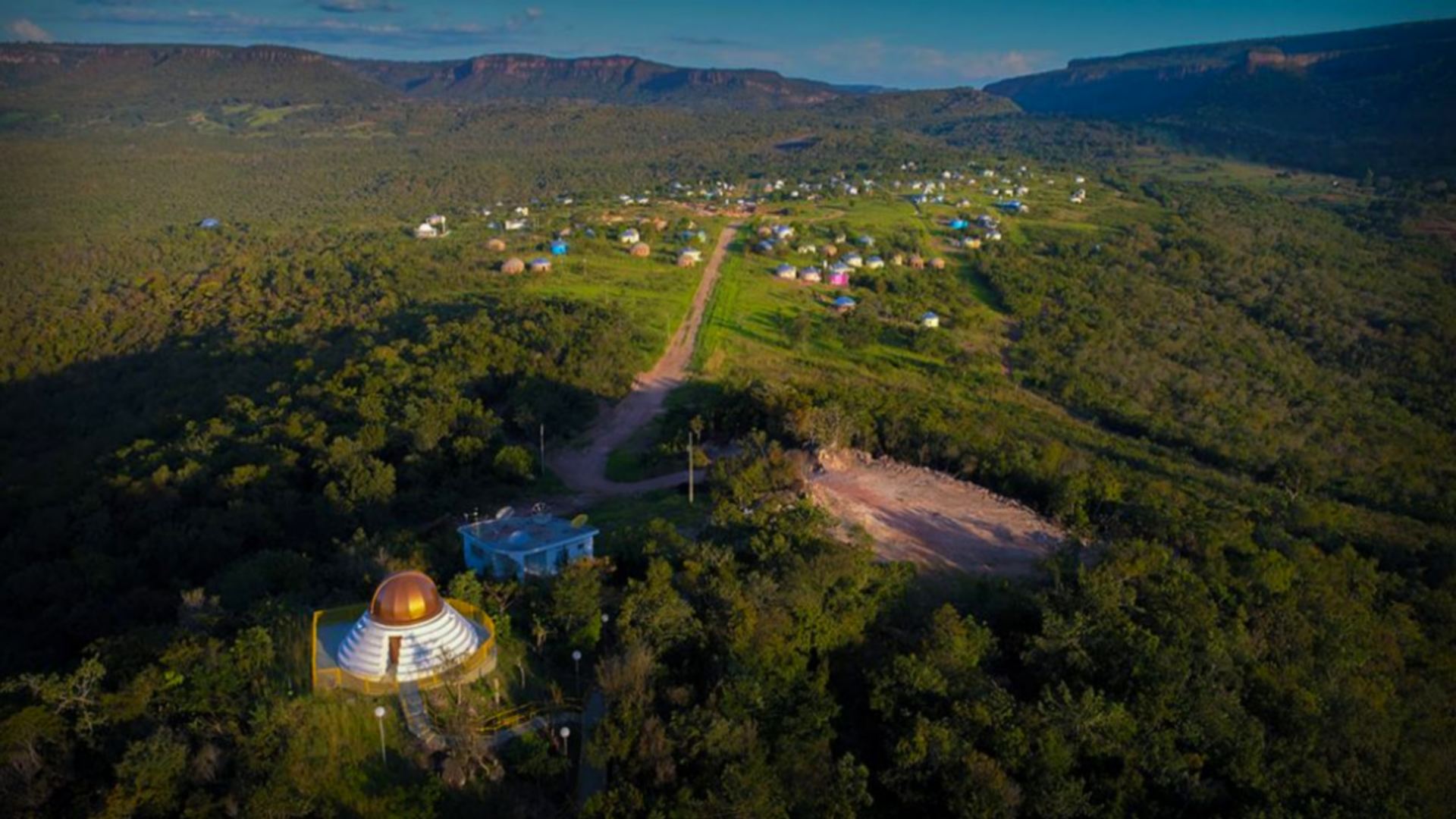 Vista aérea da Cidade Zigurats, símbolo de sustentabilidade e espiritualidade em harmonia